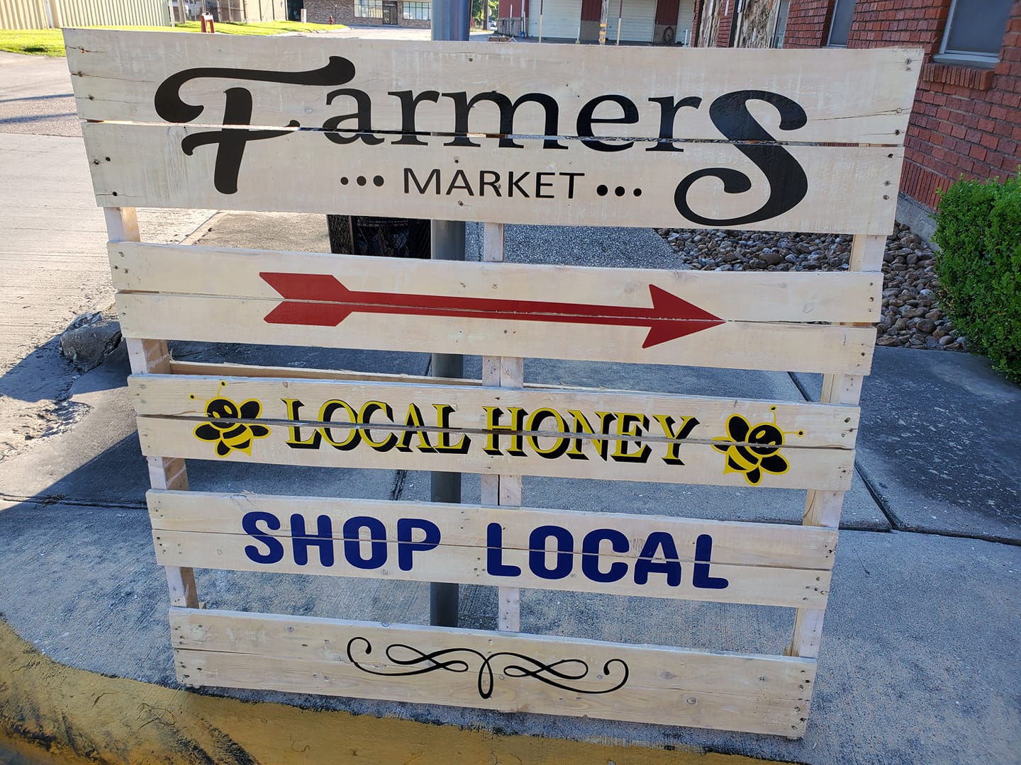 Wooden Farmers' Market sign